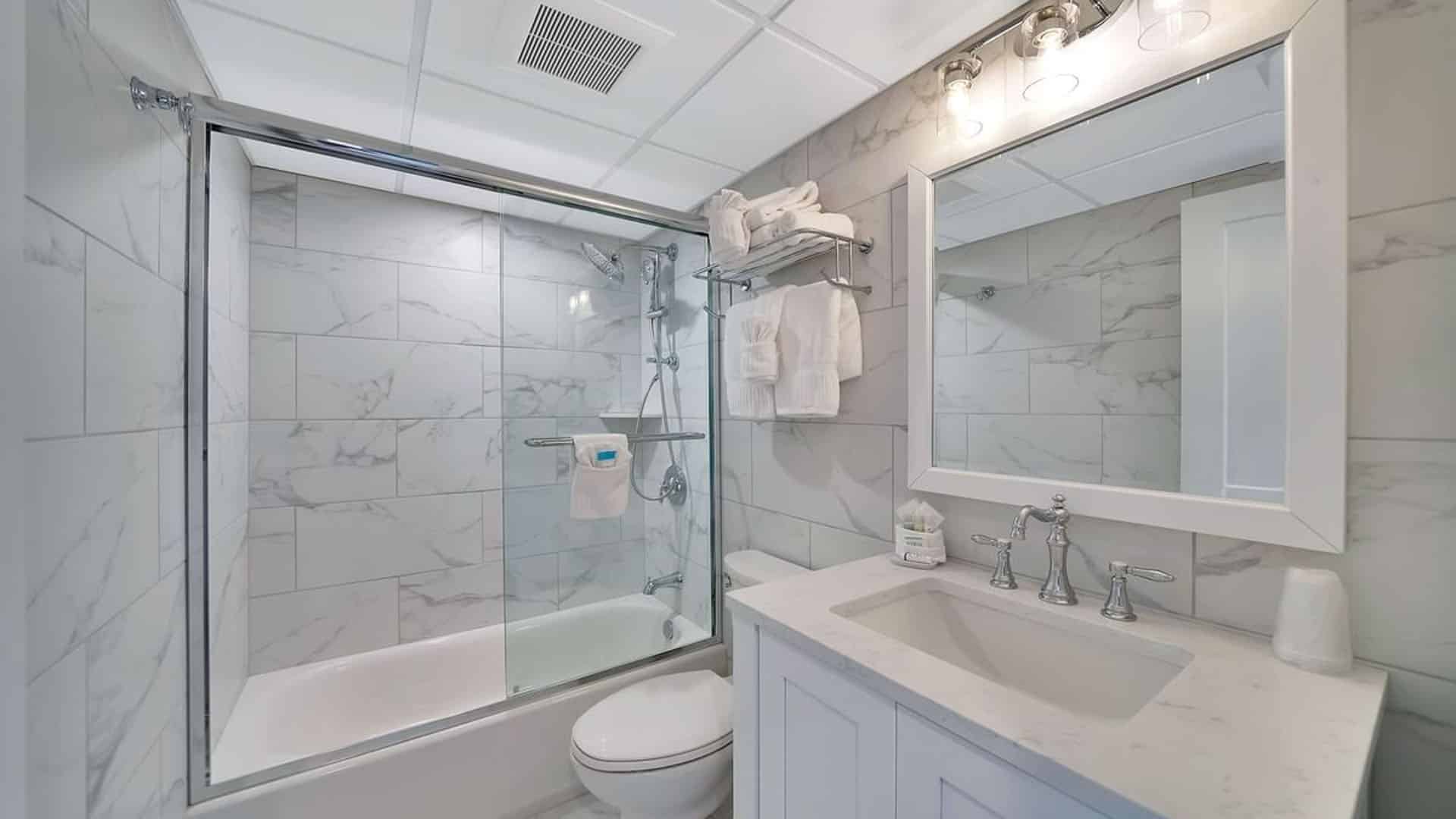 ICONA Windrift 3-bedroom hotel bathroom