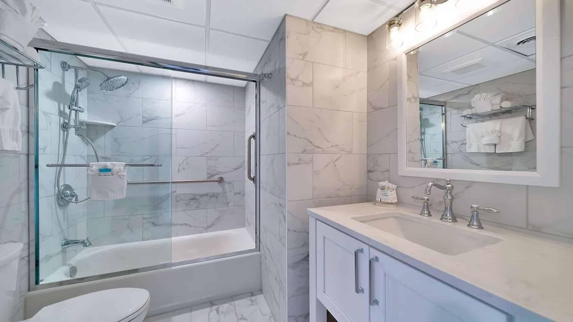 ICONA Windrift 3-bedroom hotel bathroom