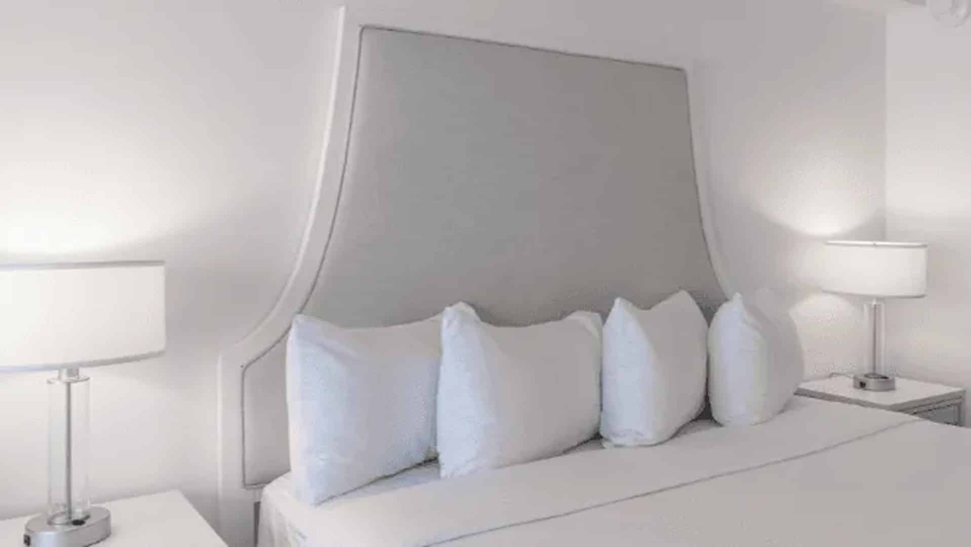 ICONA Windrift signature king studio hotel room pillows