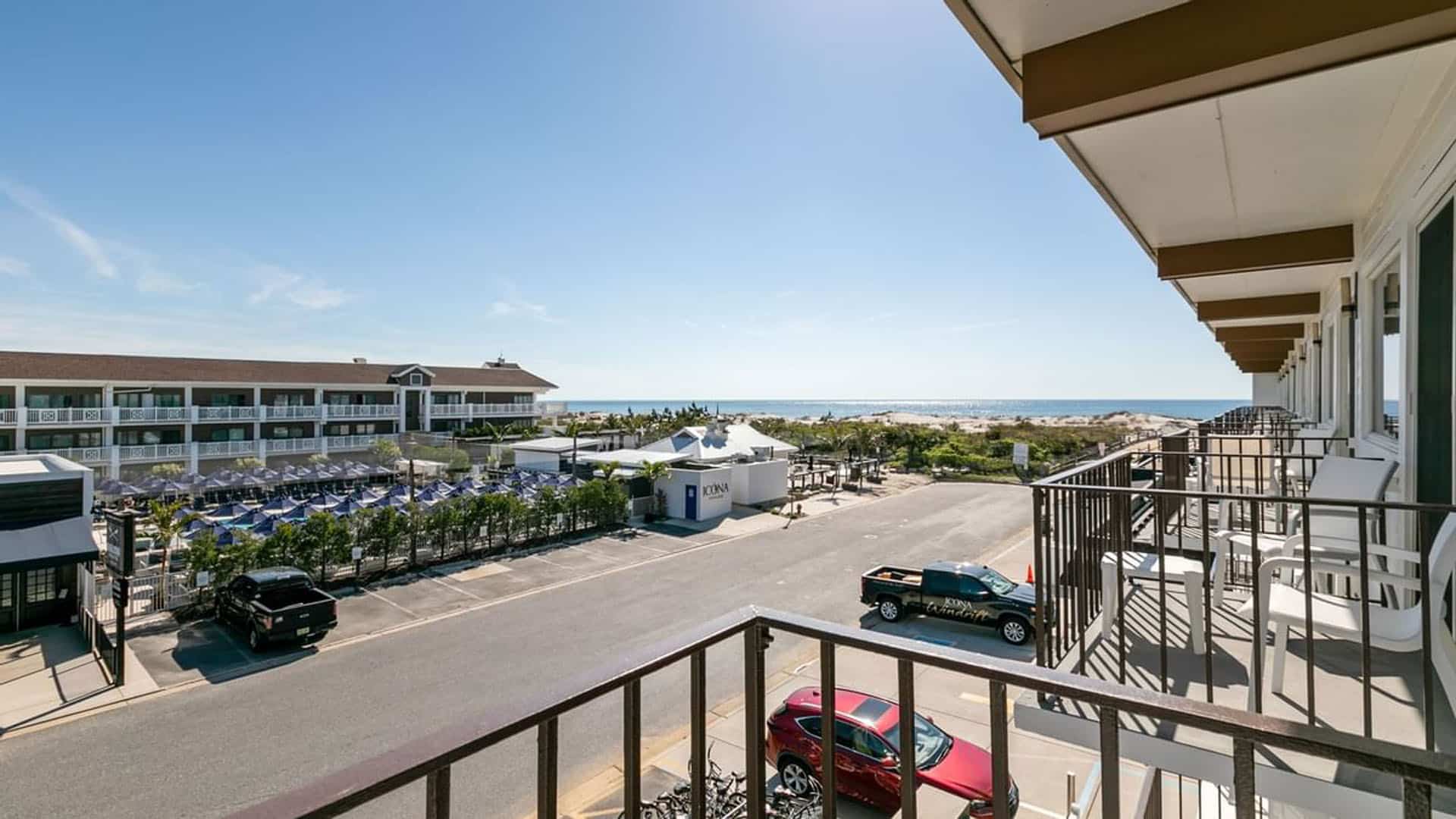 ICONA Windrift classic queen hotel room balcony view